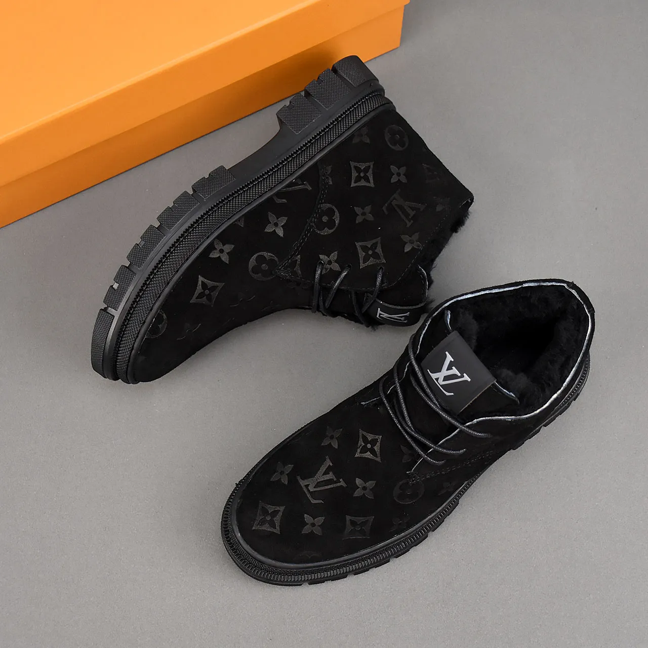 PP leather 230 gross 250👟👟👟LOUIS VUITTON LV donkey brand new thick-soled lace-up big-toe shoes men's casual shoes high-top short boots. These boots are made of waterproof nubuck to create a lightweight and comfortable shoe body. The trendy attitude of being both strong and soft makes it an everyday choice. ✔Upper: imported nubuck leather ✔Lining: sheepskin or wool ✔Outsole: molded outsole Size: 38-44